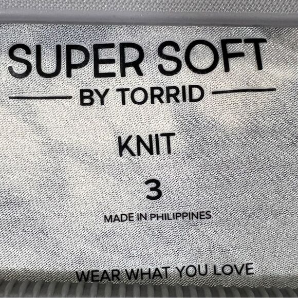 Torrid Grey/Blue and White Tie-Dye Cold Shoulder Blouse 0670 - Picture 5 of 8